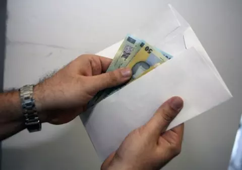 Banii de dar pentru o nuntă au fost furați din geanta unei femei. S-a întâmplat la Iași