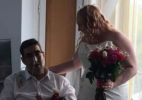FOTO | Doi britanici s-au căsătorit în spital cu doar câteva ore înainte ca mirele să moară din cauza cancerului
