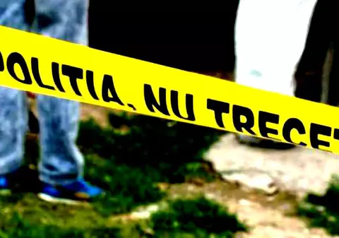 Un tânăr a fost găsit mort în scara unui bloc din Pitești. Ar fi căzut peste balustradă