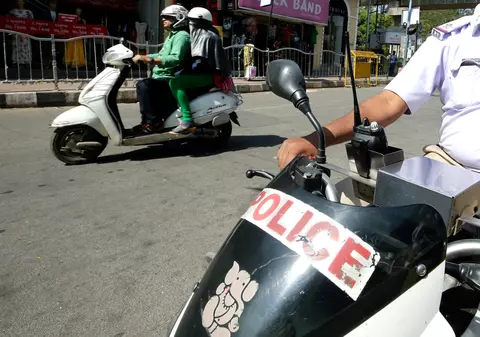 Un bărbat a violat o fetiță din India cu un furtun. "Ar trebui să fie spânzurat"