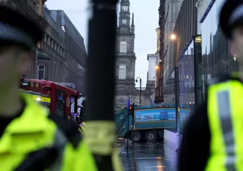 Focuri de armă în Manchester. Zece persoane au ajuns la spital