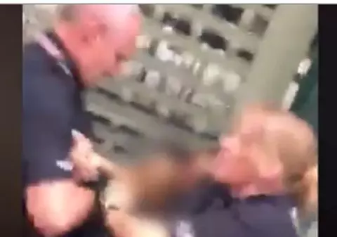 VIDEO | Un polițist a fost filmat în timp ce lovea o fetiță de 14 ani în timpul unei arestări