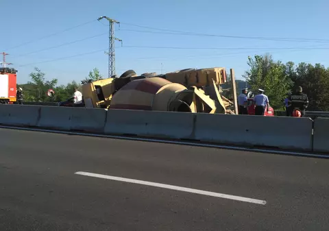 O betonieră s-a răsturnat pe DN1, între Ploiești și Câmpina. Traficul este restricționat și s-au format coloane de mașini