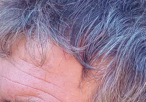 Primarul PSD al unei comune din Brașov ar fi bătut un localnic la sărbătoarea satului. Bărbatul l-ar fi lovit din greșeală pe fiul edilului / VIDEO