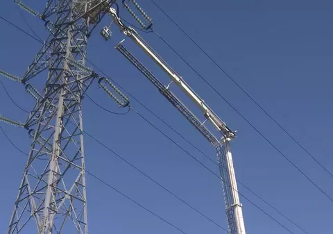 FOTO: Protest al unui cioban din Vaslui în vârful unui stâlp de înaltă tensiune. Bărbatul reclama, la 30 de metri înălțime, că nu și-a primit salariul