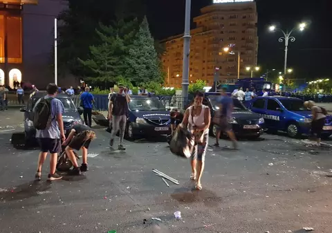 VIDEO/Finalul celui mai violent miting din România ultimilor ani. Protestatarii ”înarmați” cu mânuși de plastic și saci au strâns gunoaiele din Piața Victoriei