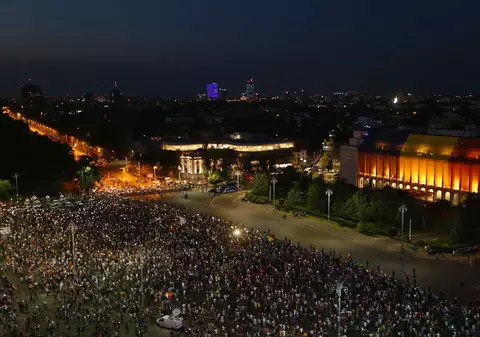 FOTO&VIDEO/ Aproape 15.000 de persoane au protestat în fața Guvernului, duminică Protestatar, către un jandarm: "Ne-ați măcelărit, acum aveți grijă de noi"