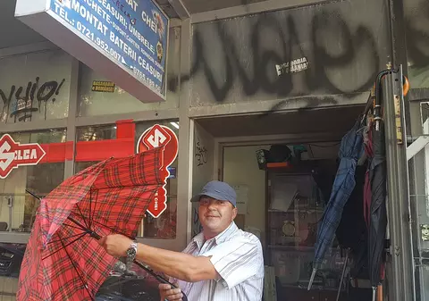 VIDEO/ Singurul reparator de umbrele din România nu duce lipsă de clienți: "Doamnele se despart greu de umbrelele lor"