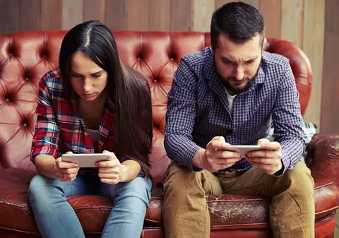 Doi din zece tineri trimit poze nud pe rețelele de socializare