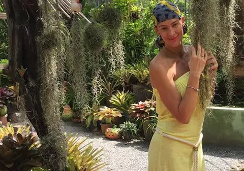 Roxana Ciuhulescu, în costum de baie la o lună după ce a născut