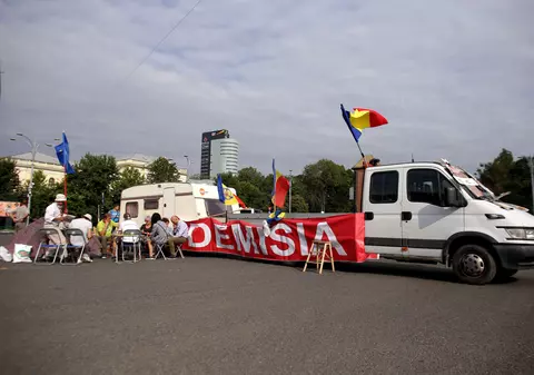 Rulota instalată în Piața Victoriei a fost ridicată de Poliția Locală. Explicațiile viceprimarului Capitalei