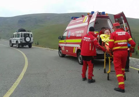 O tânără din Lituania, aflată pe bicicletă, a fost lovită de o mașină pe Transfăgărășan. Turista a fost lăsată inconștientă, iar șoferul a fugit