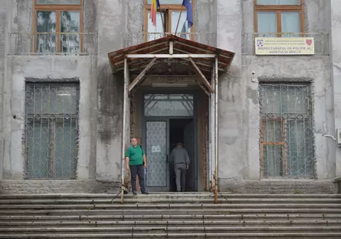 Un tânăr a intrat cu grenada în mână în sediul Poliției Județene Vaslui