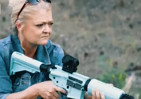 O femeie casnică, mamă a trei copii, a devenit vânător online de... jihadiști. Capturile impresionante ale femeii