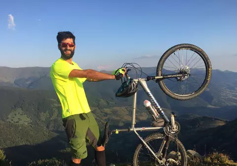 Silviu Cadia, corporatistul care pedalează în Himalaya, ca să ajute copiii bolnavi de inimă. Pe două roţi, pe unul din cele mai înalte drumuri din lume