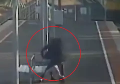 VIDEO | Tânăr australian surprins în timp ce își trăgea iubita spre șinele de cale ferată, în momentul în care se apropia un tren