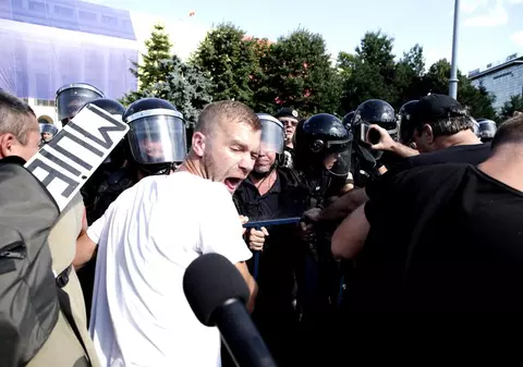 Jandarmeria a publicat un clip cu succesiunea violențelor din Piața Victoriei și un clip cu intervenții ale jandarmilor din alte țări