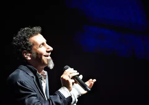 Serj Tankian, liderul trupei System of a Down, mesaj de susținere pentru protestatarii din Piața Victoriei