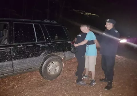 FOTO/ Un turist străin de 18 ani s-a rătăcit în Munții Semenic după ce a rămas fără benzină la ATV. I-a îmbrățișat pe jandarmii care l-au găsit