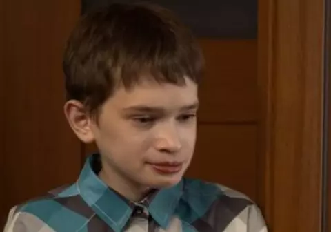 FOTO | Povestea bărbatului captiv într-un trup de băiat. O boală rară l-a făcut ca la 25 de ani să arate ca un copil de 12 ani