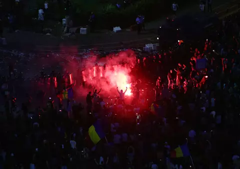 UPDATE. Război de stradă între jandarmi și huligani, în Piața Victoriei. 452 de persoane rănite / VIDEO&FOTO