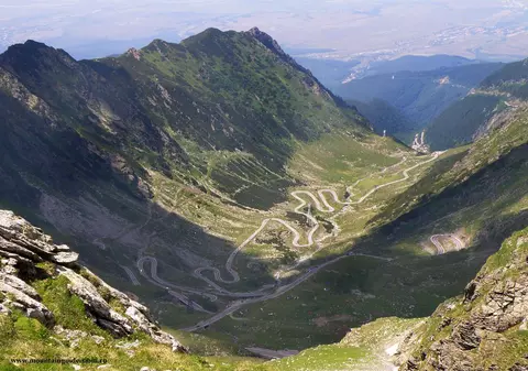 O stâncă de 10 tone va fi detonată de pompieri, pe Transfăgărășan. Circulația va fi oprită luni dimineață