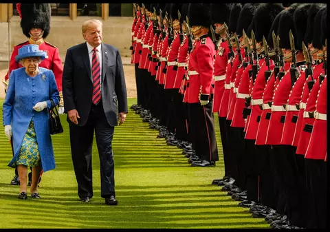 Trump spune că regina Elisabeta l-a făcut să o aștepte 15 minute când s-au întâlnit la Castelul Windsor