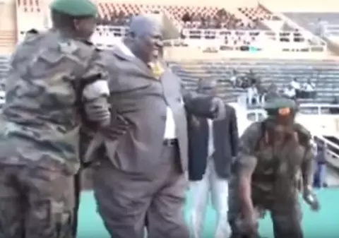 Ministrul Sportului din Uganda a încercat să dea lovitura de începere la un meci demonstrativ. Ce a ieșit după ce omul de circa 120 de kilograme a lovit mingea a făcut înconjurul internetului | VIDEO