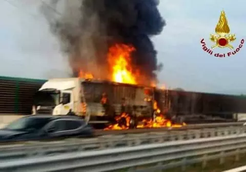 Alex Vîntu, un român de 19 ani, a murit într-un accident în Italia. Furgoneta, în care se afla, a luat foc