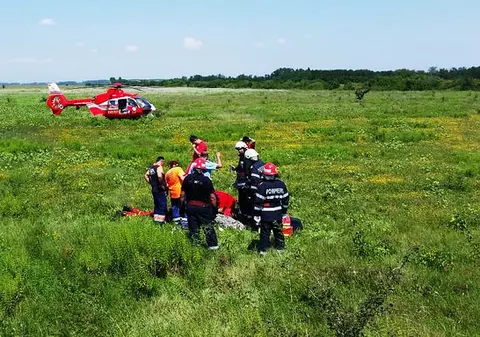 UPDATE: Un utilaj a deraiat între localitățile Titu și Boteni din Dâmbovița. Două persoane au fost rănite. Elicopterul SMURD, trimis la fața locului