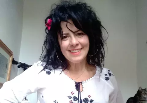 ȘTIREA MEA - Veronica Gordon din Franța: "Nu pierd nicio ocazie să îmbrac costumul nostru popular"