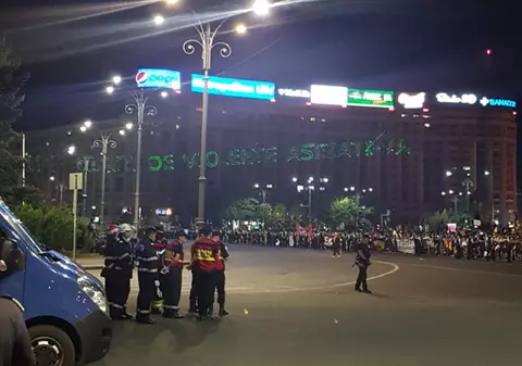 Protestatarii, apel la calm. Mesajul proiectat pe clădiri: ”În caz de violențe, așezați-vă!”