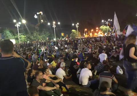 Imaginea serii în Piața Victoriei. O protestatară se roagă de jandarmi să-i ia pe cei care provoacă