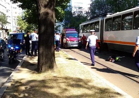 Un pieton a fost lovit de tramvai pe șoseaua Nicolae Titulescu din Capitală. A traversat prin loc nepermis, cu căști în urechi (FOTO & VIDEO)