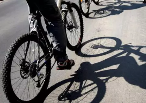 Țara care ar putea interzice vorbitul la telefon pe bicicletă