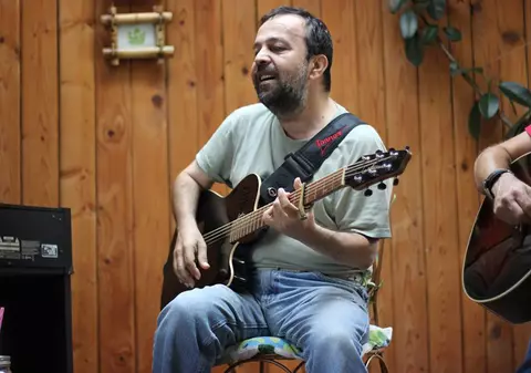 Ioan Gyuri Pascu, comemorat pe acorduri de chitară. Spectacolul "Din dragoste pentru Gyuri" a adunat zeci de artiști la Agnita