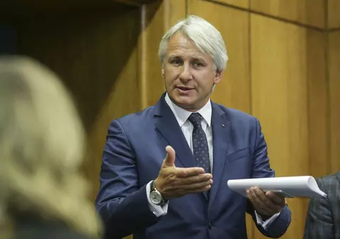 Guvernul anunţă introducerea de noi taxe pentru companii, după atacul lui Dragnea la sectorul energetic şi bancar