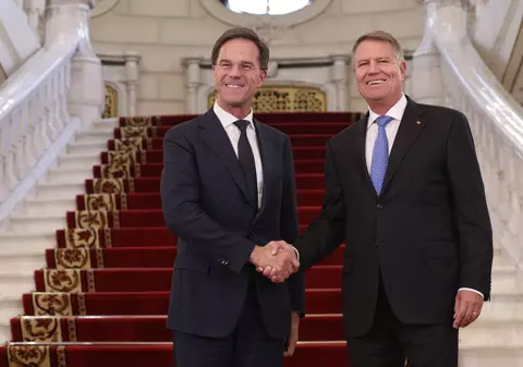VIDEO | Mark Rutte le-a recomandat olandezilor să nu-şi mai strângă mâna, pentru a combate coronavirusul, însă imediat a încălcat el însuşi regula