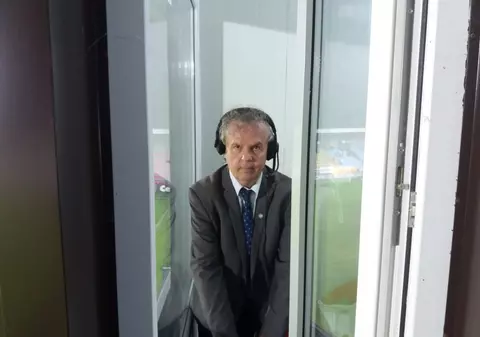 Incredibil cum arată cabina umilitoare din stadionul primarului Florentin Pandele în care și-a încheiat cariera freneticul comentator radio Ilie Dobre!