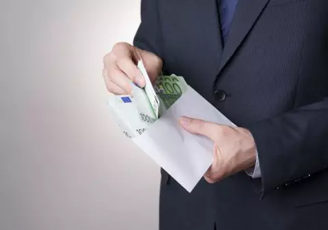 Robin Hood al Italiei, condamnat. Managerul de bancă fura bani să le dea săracilor împrumuturi