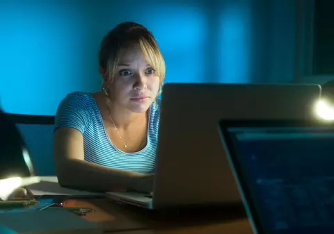 Mesaj indecent postat de tatăl unei femei pe contul acesteia de Facebook. Prietenii ei au crezut că nu văd bine