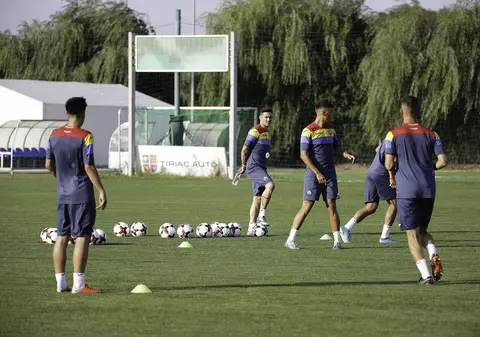 Primul antrenament ca selecționer pentru Mirel Rădoi. Urmează meciurile decisive cu Portugalia și Bosnia-Herțegovina | VIDEO