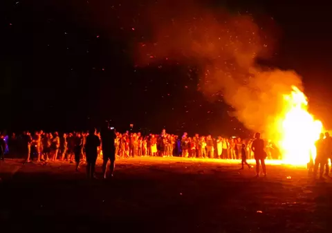 VIDEO / Vezi filmarea în care jandarmii și-au făcut un foc uriaș pe plajă, după ce au "evacuat" un hotel