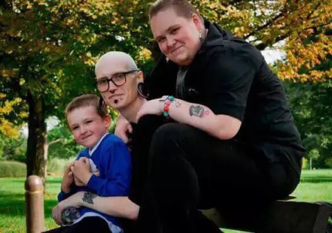Un cuplu din Marea Britanie reprezintă prima familie transgender din lume: Mama devine tata și tata devine mama