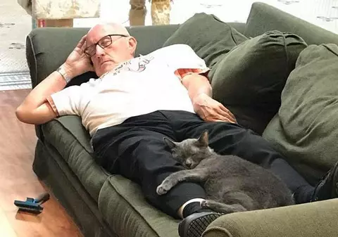 Gestul emoționant pe care îl face zilnic un bătrân de 75 de ani. Imaginile s-au viralizat imediat