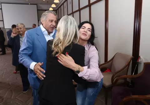 FOTO/ Ilie Năstase și-a scos în lume noua iubită. ”Nu-i mai faceți poze lu’ asta mică, că se sperie”