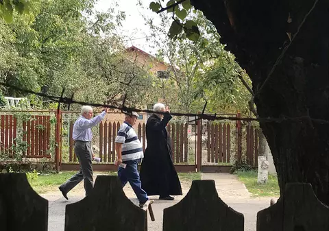 FOTO | Un preot dintr-un sat din Ilfov a mers din poartă în poartă să împartă pliante pro-referendum pentru familie