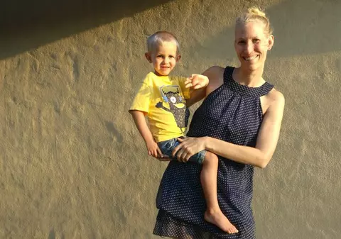 O femeie și băiețelul ei de trei ani au fost atacați de o girafă. Gestul incredibil făcut de părinții puștiului care se zbate între viață și moarte