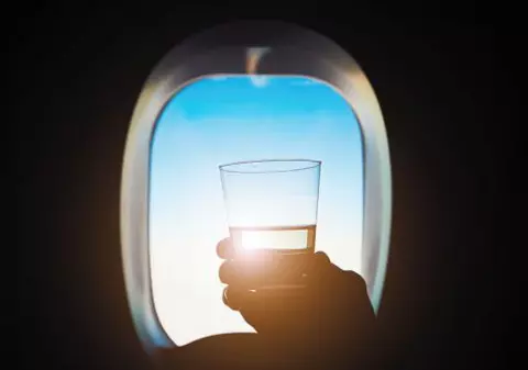 Turiștii britanici care zboară spre Dubai sunt avertizați să nu consume alcool în avion
