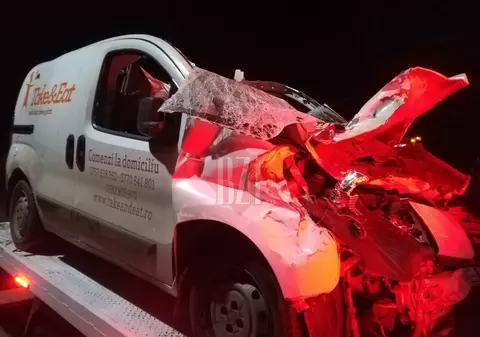 O căruță a intrat într-un autoturism, iar impactul a fost atât de puternic încât calul a ajuns pe locul din dreapta șoferului